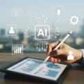 Mano che annota dati su tablet con sovrimpressione di icone AI e grafici, simbolo dell’investimento strategico di Meta in Scale AI